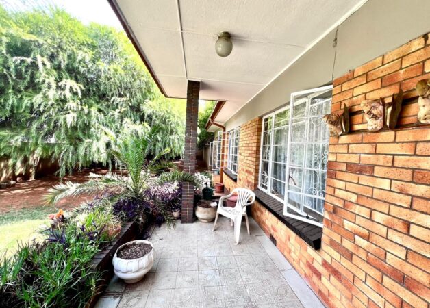 A SPACIOUS HOME IN ALBERTON