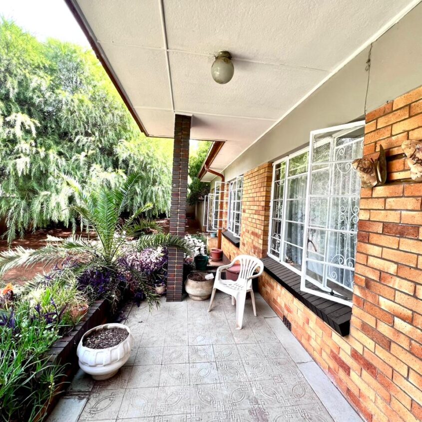 A SPACIOUS HOME IN ALBERTON
