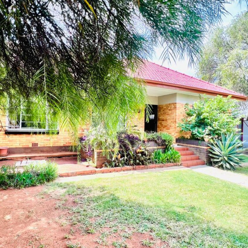 A SPACIOUS HOME IN ALBERTON