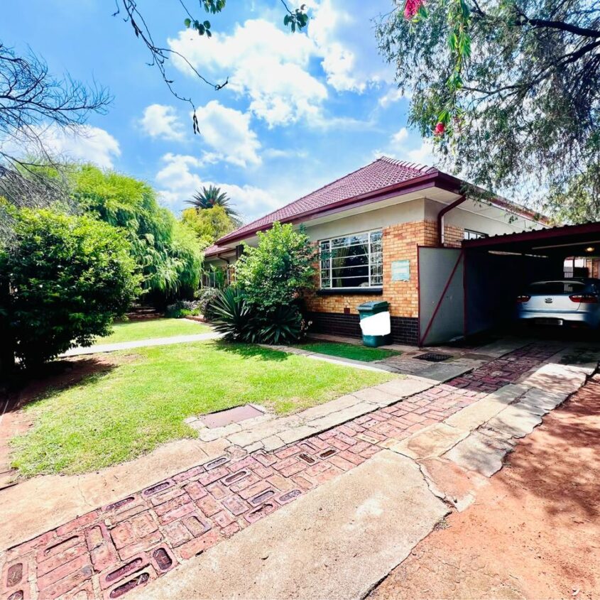 A SPACIOUS HOME IN ALBERTON