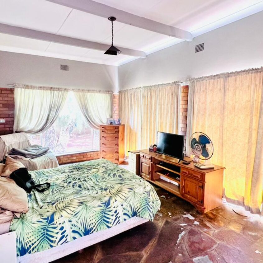 A SPACIOUS HOME IN ALBERTON