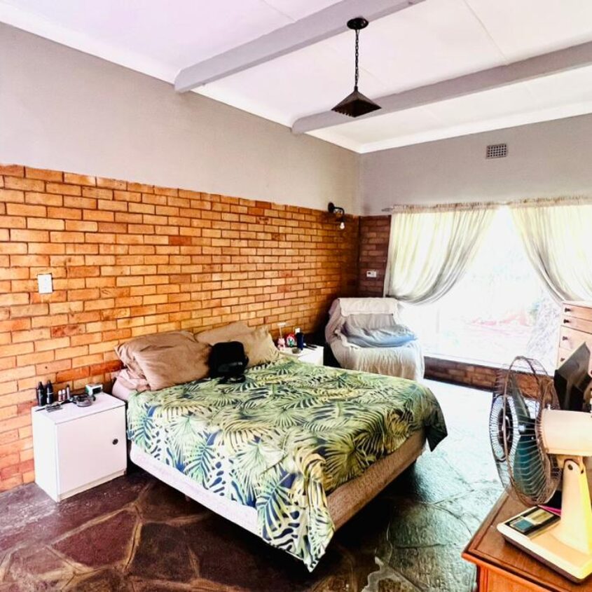 A SPACIOUS HOME IN ALBERTON