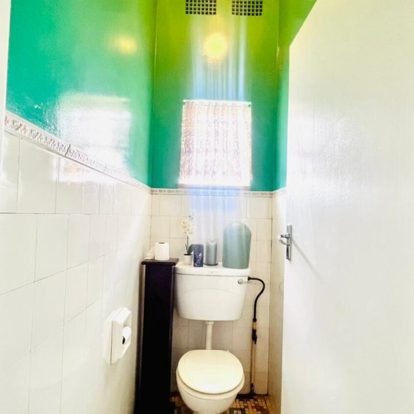 A SPACIOUS HOME IN ALBERTON