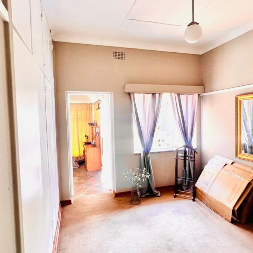 A SPACIOUS HOME IN ALBERTON