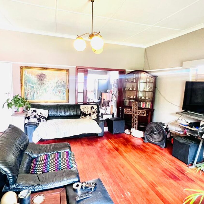 A SPACIOUS HOME IN ALBERTON
