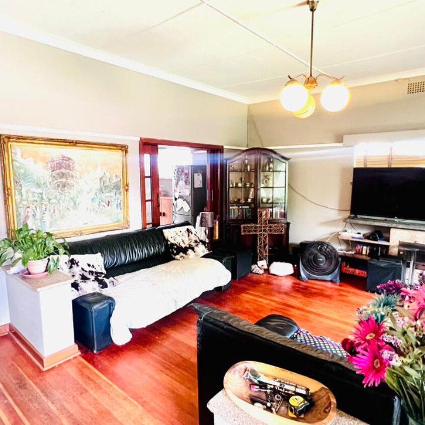 A SPACIOUS HOME IN ALBERTON