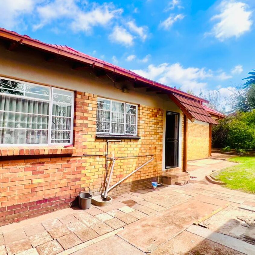 A SPACIOUS HOME IN ALBERTON