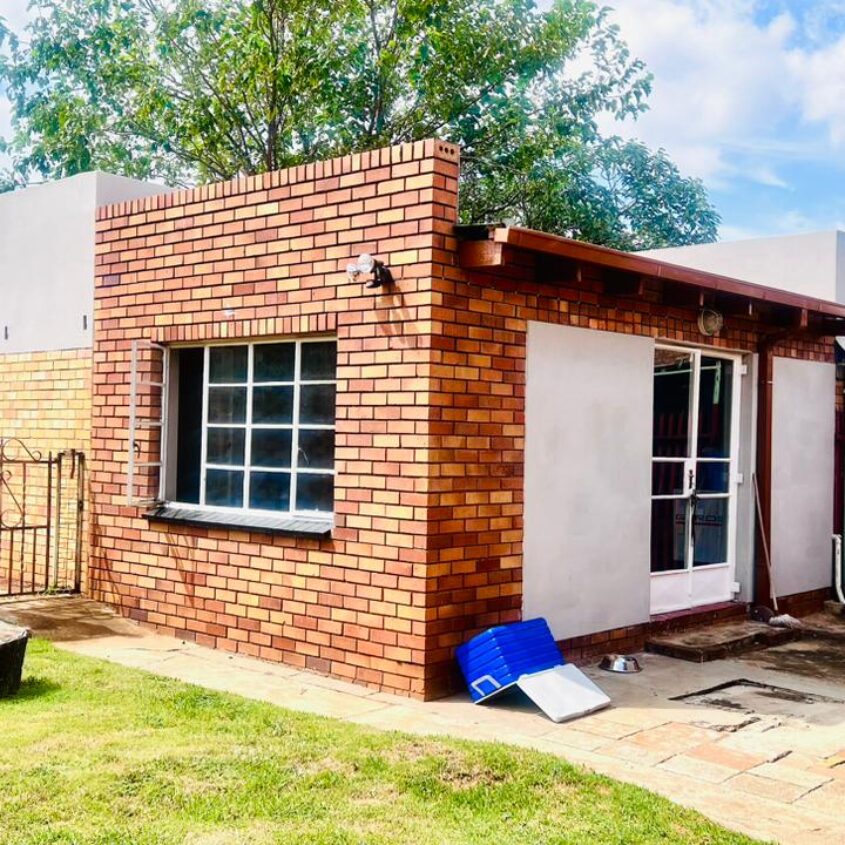 A SPACIOUS HOME IN ALBERTON