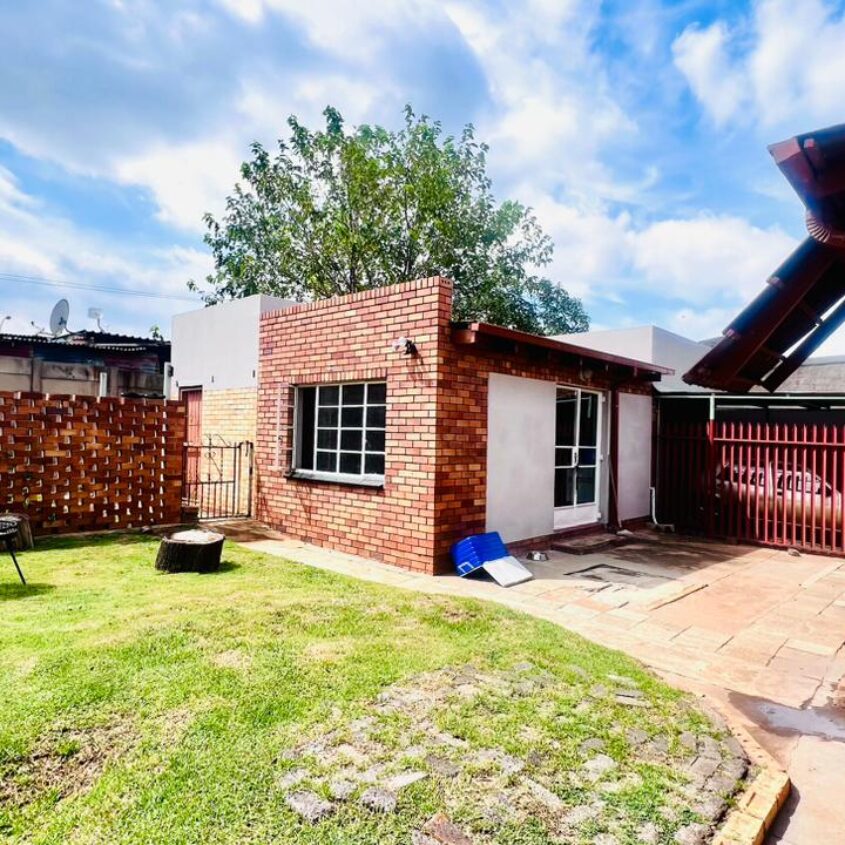 A SPACIOUS HOME IN ALBERTON