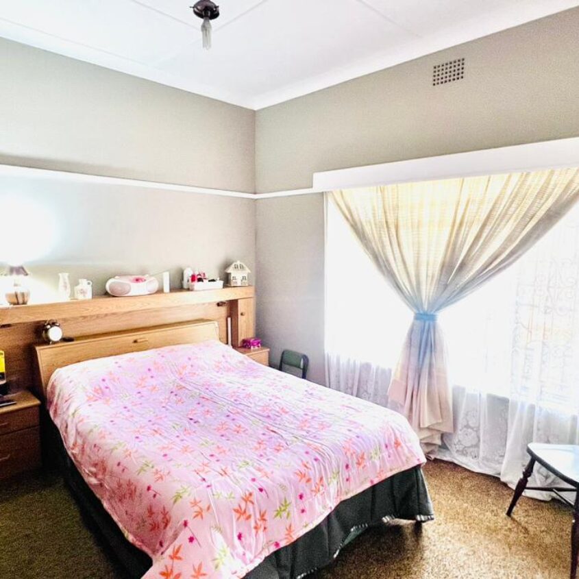 A SPACIOUS HOME IN ALBERTON