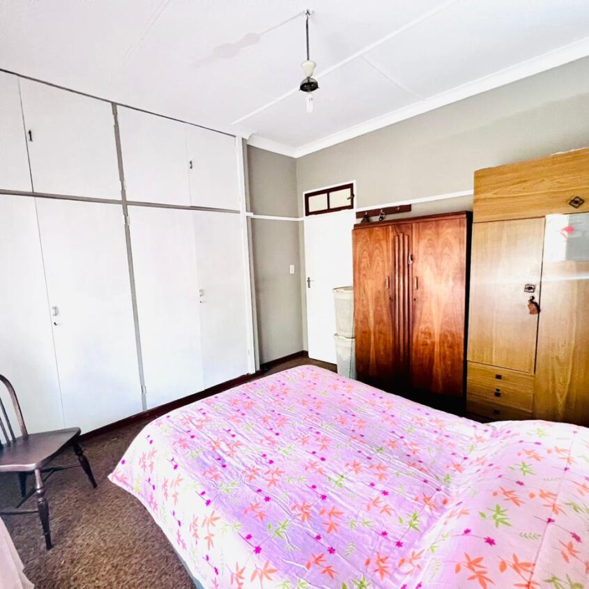 A SPACIOUS HOME IN ALBERTON