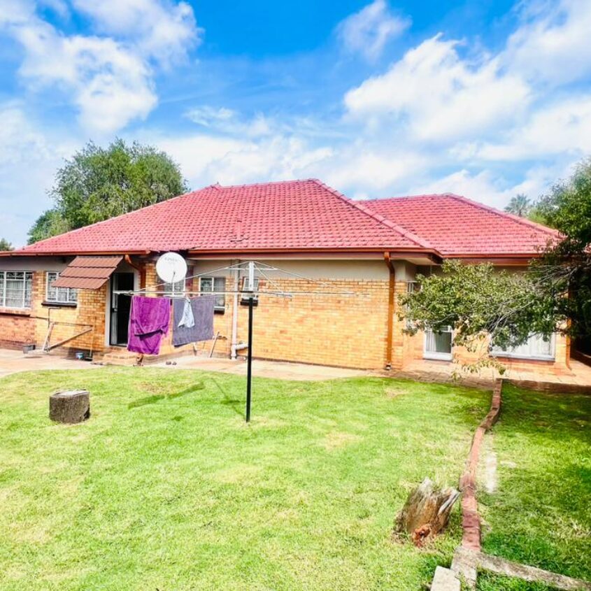 A SPACIOUS HOME IN ALBERTON