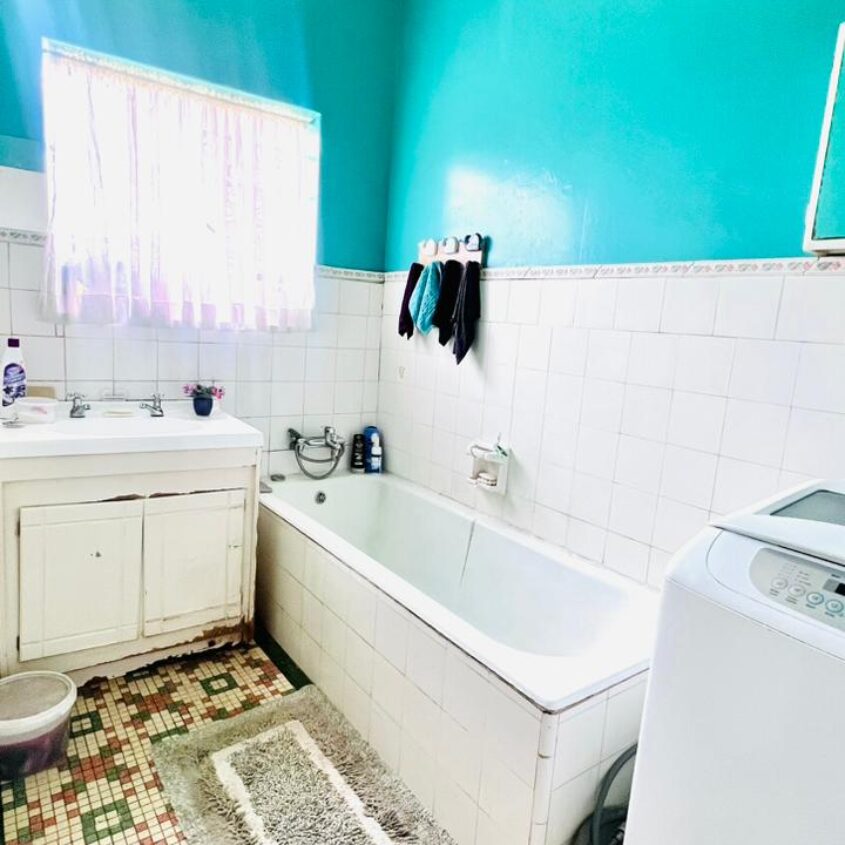 A SPACIOUS HOME IN ALBERTON