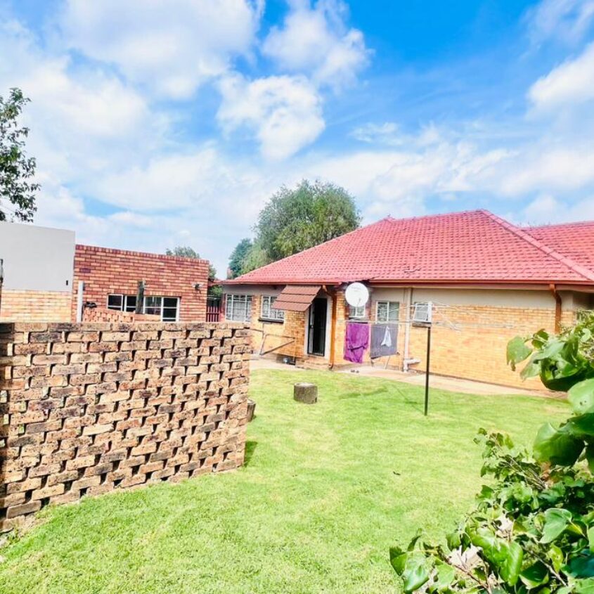 A SPACIOUS HOME IN ALBERTON