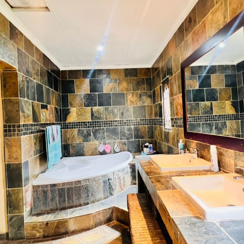 BREATIFUL HOME IN ALBERTON