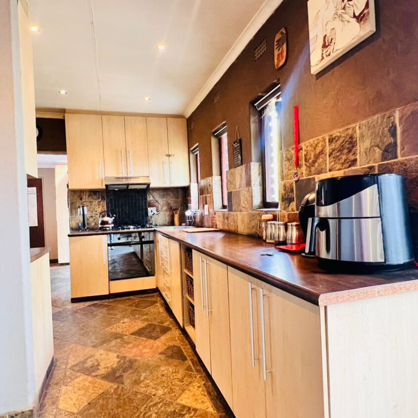 BREATIFUL HOME IN ALBERTON