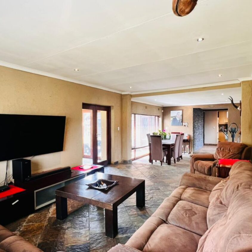 BREATIFUL HOME IN ALBERTON